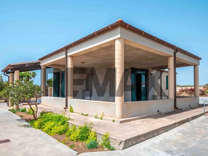 Casa con 6 locali in vendita in Pachino