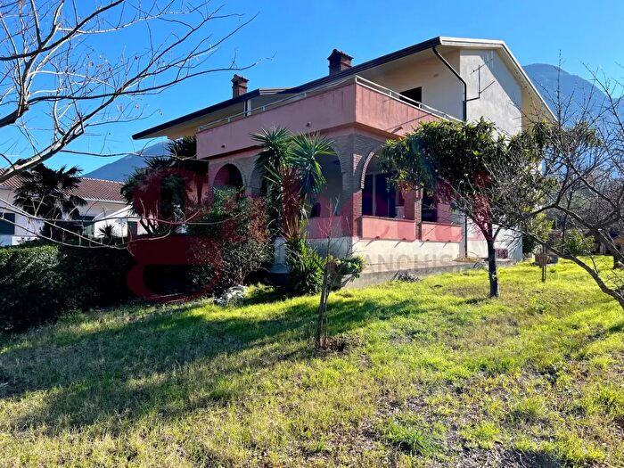 Casa con 10 locali in vendita in Via Decio, Solopaca