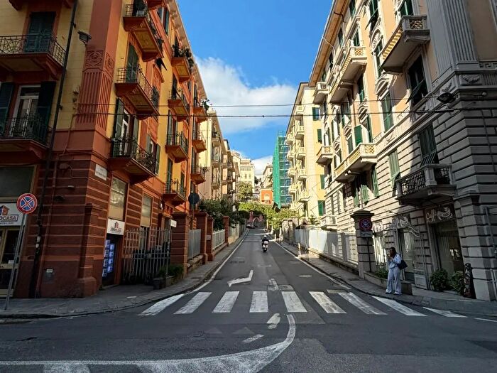 Appartamento con 5 locali in vendita in Via dei Mille, Savona