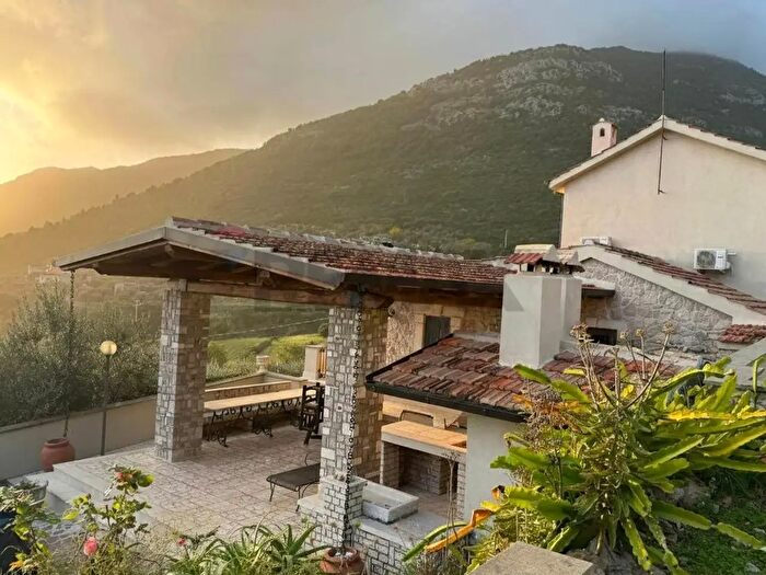 Casa con 6 locali in vendita in Via Campolungo, Terracina