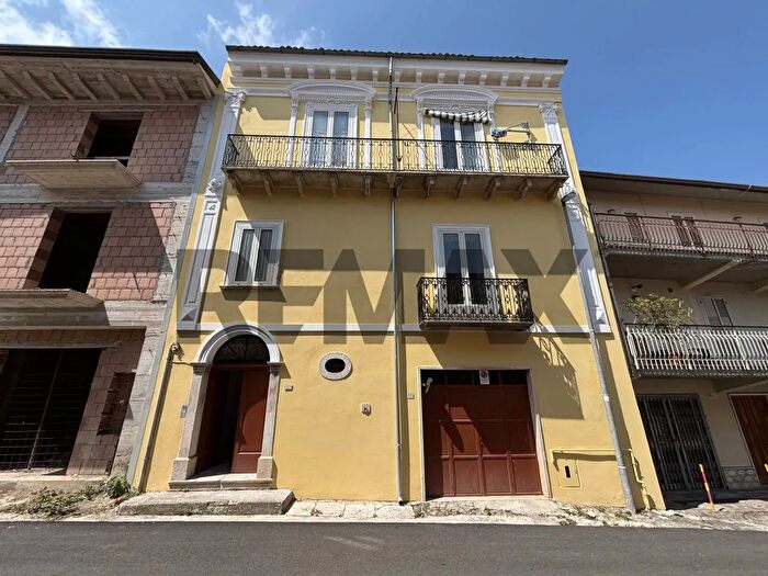 Casa con 10 locali in vendita in Corso Vittorio Emanuele Terzo, Pietradefusi