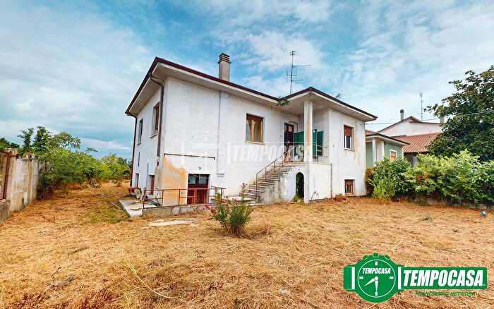 Casa con 5 locali in vendita in Suardi