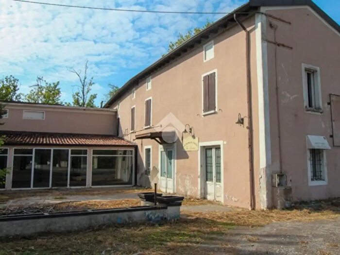 Casa con 10 locali in vendita in Via Borgosatollo, Montirone