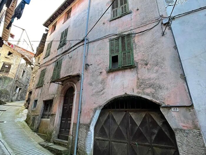 Casa con 8 locali in vendita in Via SantAnna, Pornassio