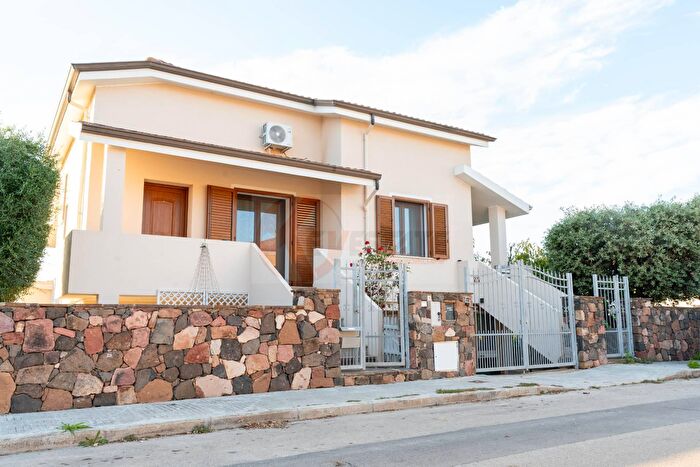 Casa con 8 locali in vendita in Via Pischina De Sa Uda, Olmedo