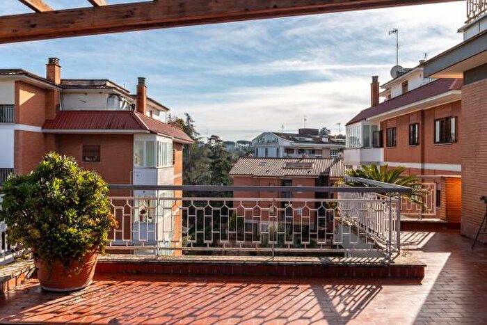 Appartamento con 5 locali in vendita in Via San Godenzo, Roma