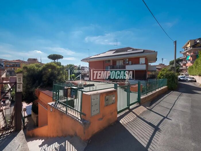 Appartamento trilocale in vendita in Via Veiano, Roma