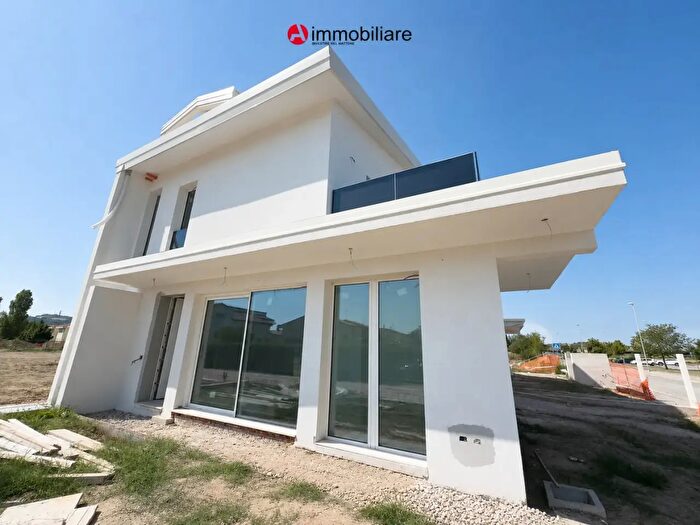 Casa con 6 locali in vendita in Via Carmen, Rimini