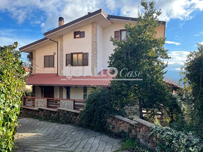 Casa con 8 locali in vendita in Via Fontanelle Marano Principato, Marano Principato