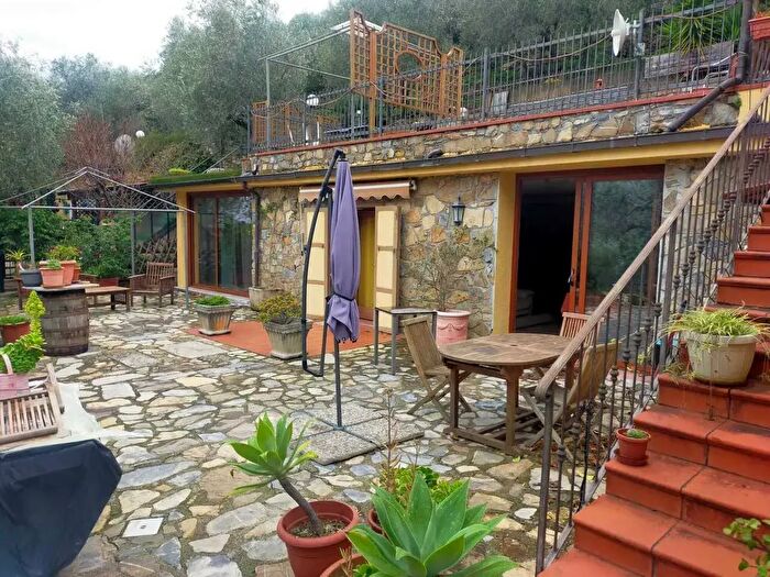 Casa con 6 locali in vendita in Via Pompeiana, Castellaro