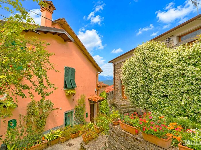 Casa con 15 locali in vendita in Mulazzo
