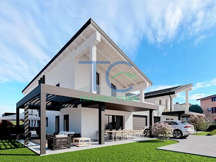 Casa quadrilocale in vendita in Via Suzzano, Rivergaro