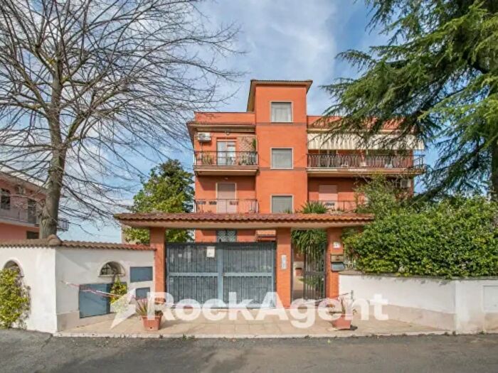 Appartamento quadrilocale in vendita in Via Roccabernarda, Roma