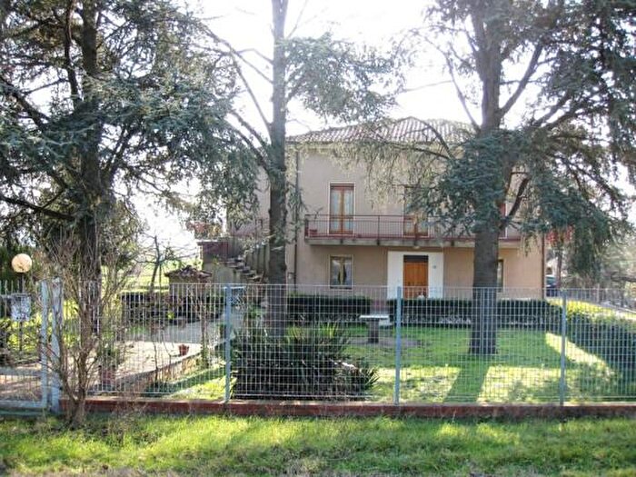 Casa con 6 locali in vendita in Via Castiglionese, Castiglione Del Lago