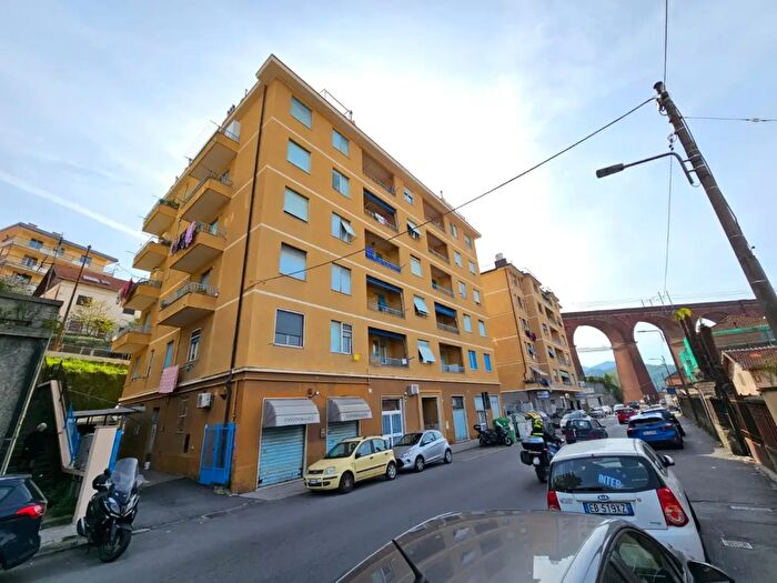 Appartamento quadrilocale in vendita in Via Campomorone, Genova