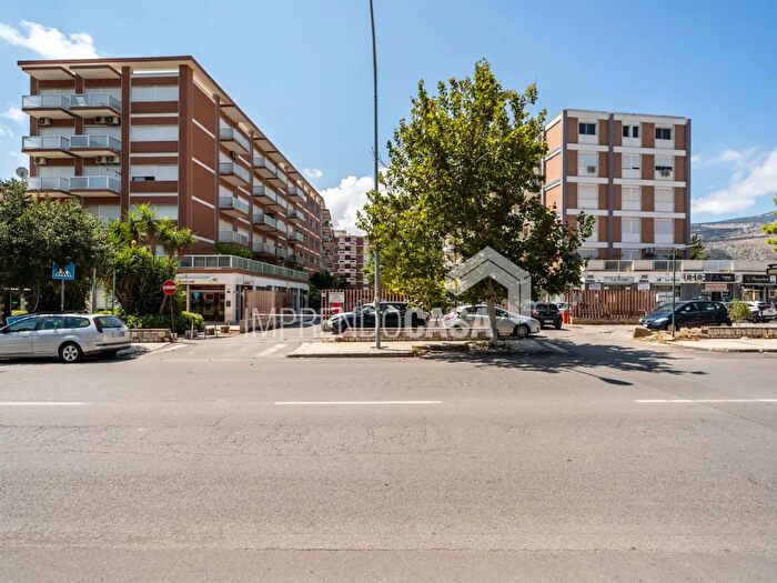 Appartamento con 5 locali in affitto in Viale Strasburgo, Palermo
