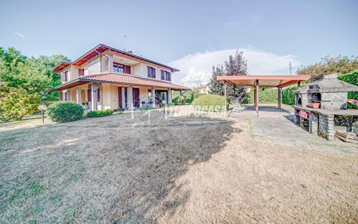 Casa con 6 locali in vendita in Via Vittorio Veneto, Varallo Pombia