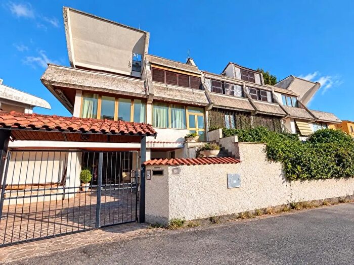 Casa con 6 locali in vendita in Via Romana, Genzano Di Roma