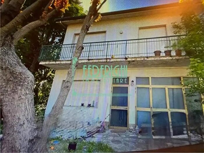 Casa con 7 locali in vendita in Lucca