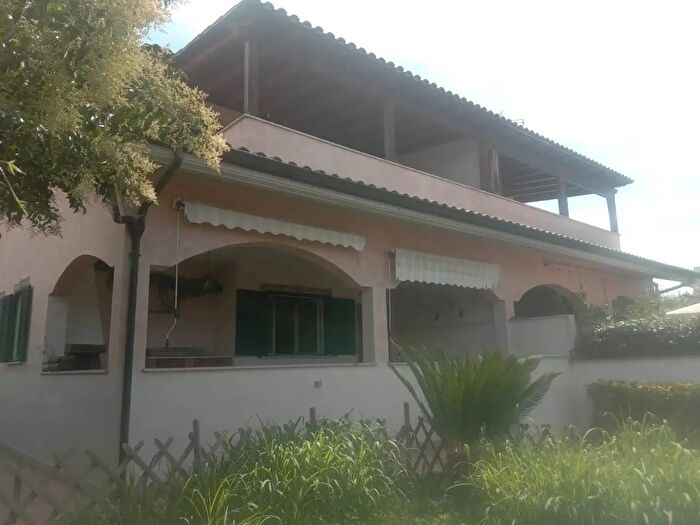 Casa trilocale in vendita in Via Agugliano, Roma
