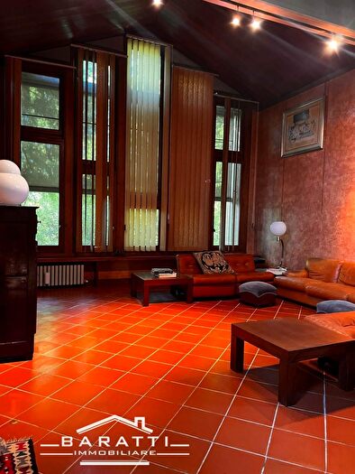 Casa con 15 locali in vendita in Suzzara