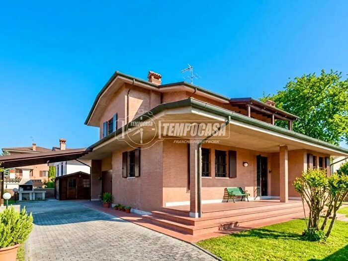 Casa con 8 locali in vendita in Via Generale Ugo Malagù, Ferrara