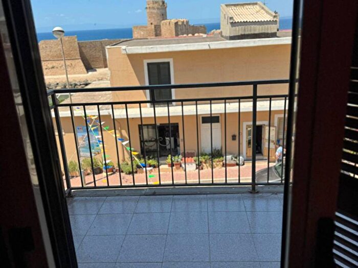 Appartamento trilocale in affitto in Via Uccialì, Le Castella, Isola di Capo Rizzuto