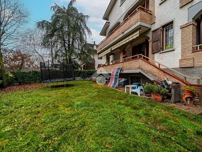 Casa con 6 locali in vendita in Villa Abbinata Via Luciano Romagnoli, Reggio Emilia