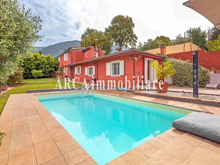 Casa con 9 locali in vendita in Camaiore