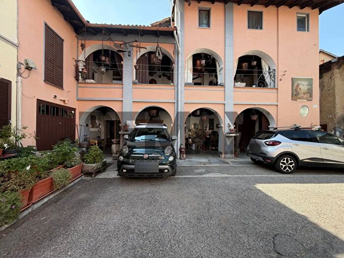 Appartamento con 6 locali in vendita in Via Isarco, Varese