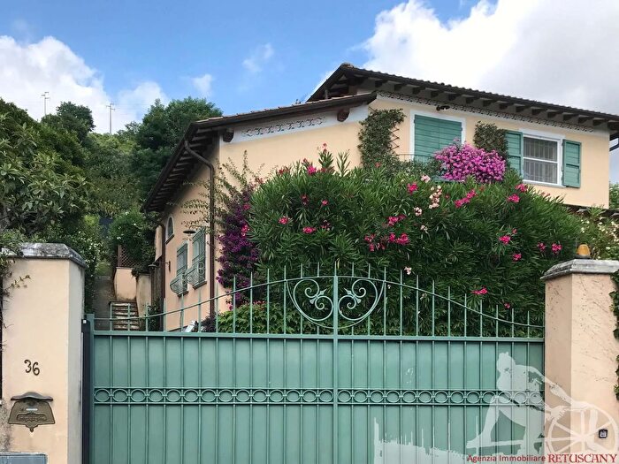 Casa con 9 locali in vendita in Pietrasanta