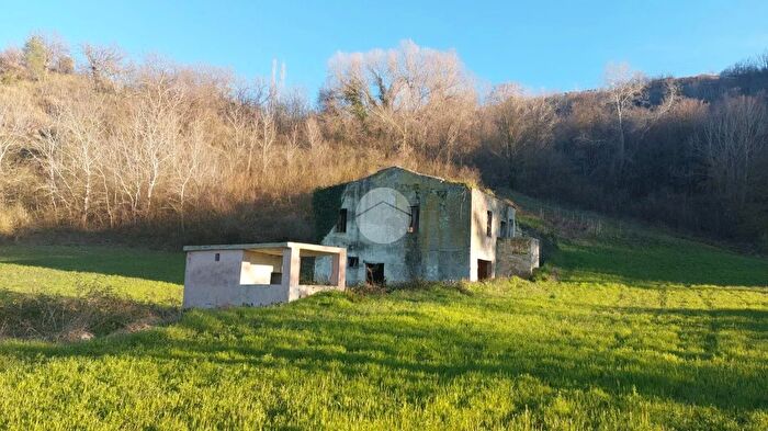 Casa con 8 locali in vendita in Contrada Fiorano, Ripatransone