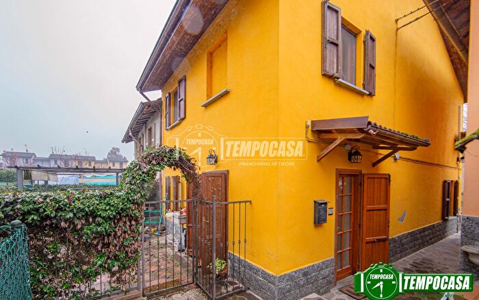 Casa trilocale in vendita in Via Cairoli, Albuzzano