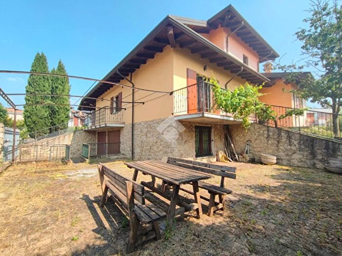 Casa con 7 locali in vendita in Via Gavino Lugano, Casalnoceto