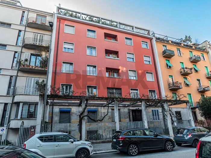 Appartamento trilocale in affitto in Via Longhi, Milano