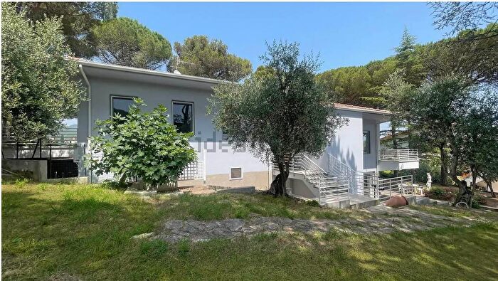 Casa con 9 locali in vendita in Via Raffaello, Rosignano Marittimo