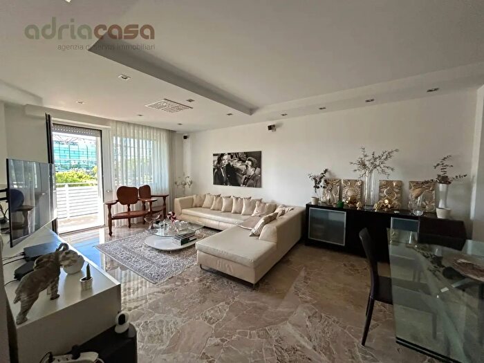 Appartamento con 5 locali in affitto in Viale Ceccarini, Riccione