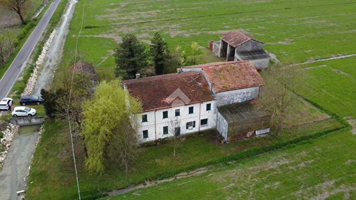 Casa con 10 locali in vendita in Strada Risarino, Pegognaga
