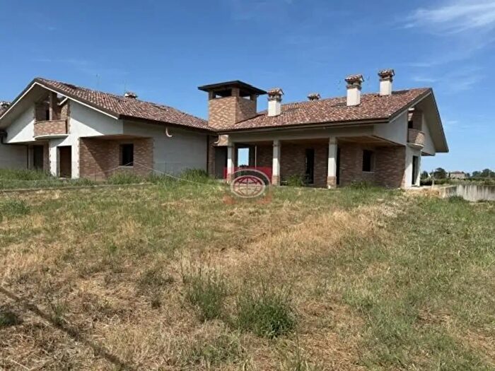 Casa con 8 locali in vendita in Cesenatico