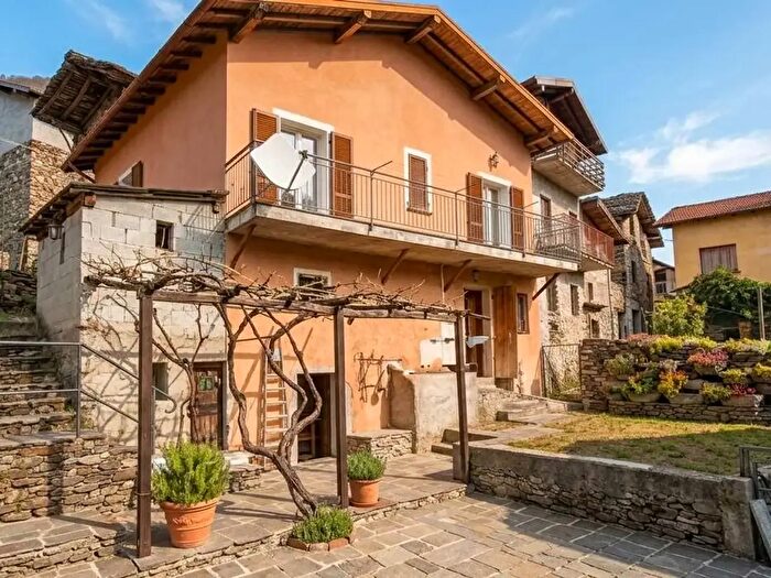 Casa con 7 locali in vendita in Livo