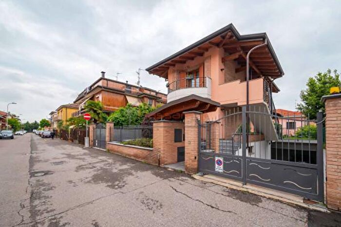 Casa quadrilocale in vendita in Via Francesco De Rosa, Pero