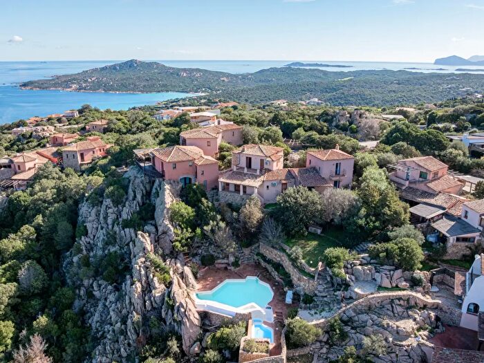 Appartamento con 5 locali in vendita in Arzachena