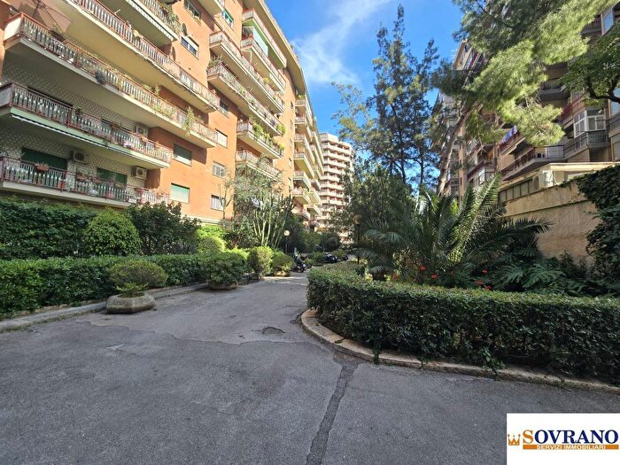 Appartamento con 5 locali in vendita in Viale Croce Rossa, Palermo