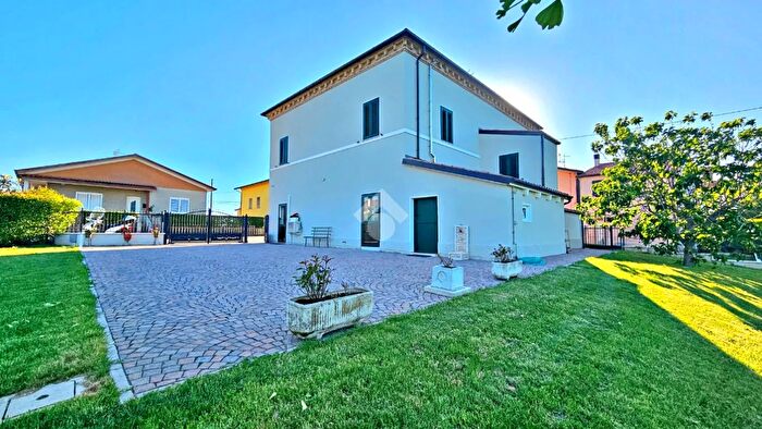 Casa con 8 locali in vendita in Via Giordano Bruno, Tavoleto