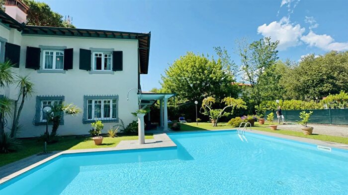 Casa con 15 locali in vendita in Forte Dei Marmi