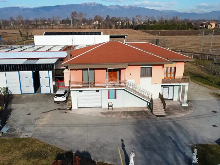 Casa quadrilocale in vendita in Viale dei Martiri, Castello Di Godego