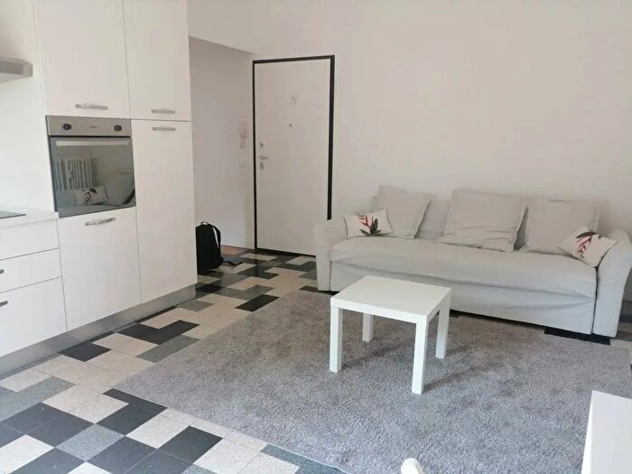 Appartamento trilocale in affitto in Via Sassetti, Milano