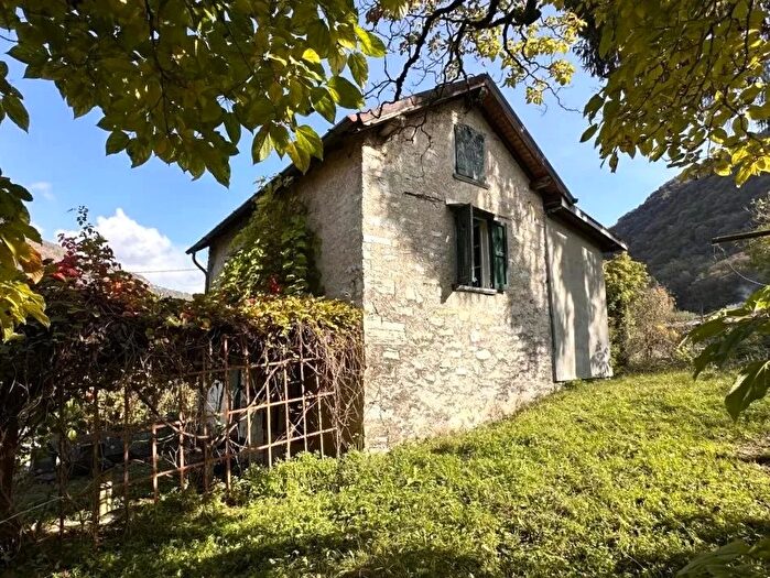 Casa con 5 locali in vendita in Argegno