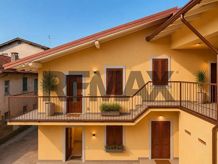 Appartamento trilocale in vendita in Via Lago, Besozzo