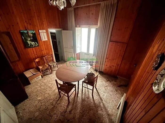 Casa con 8 locali in vendita in Via Cadorna, Comiso